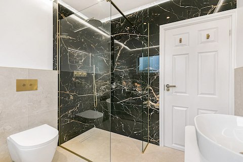 360° View - High-End Family Bathroom in Morden