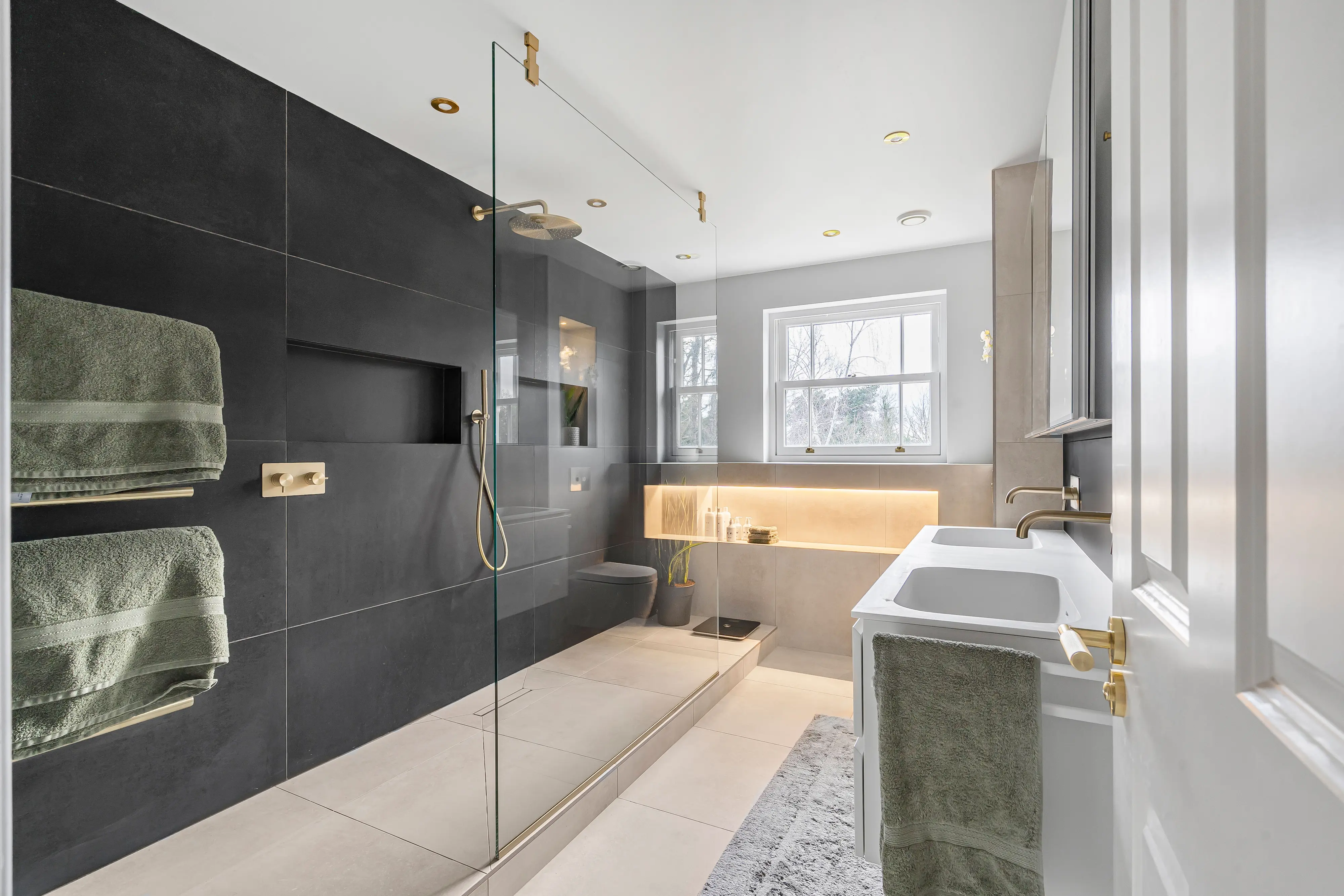 A Stylish High-End Master Ensuite